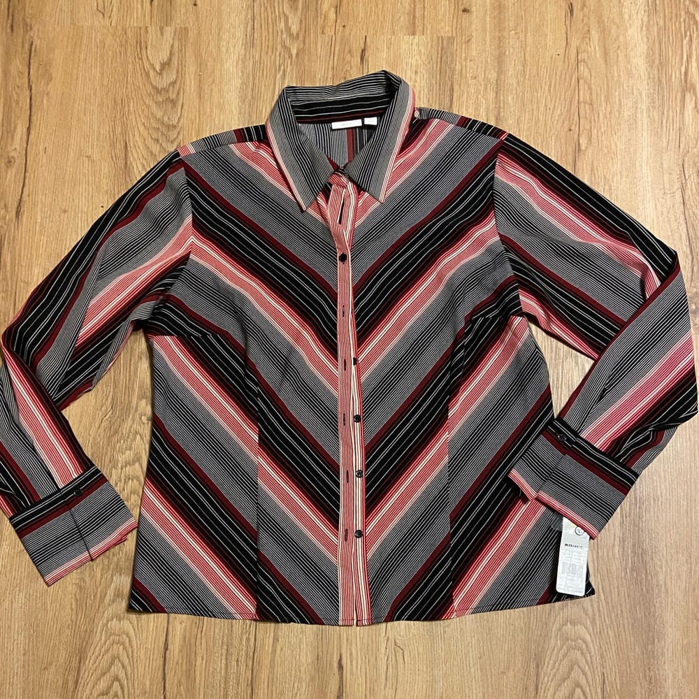 Wrinkle free. Poly/Spandex. Pit to pit = 21.5 inches. NWT